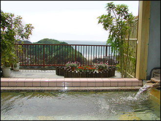 貸別荘にある太平洋一望の大きなジャグジー付き展望風呂
